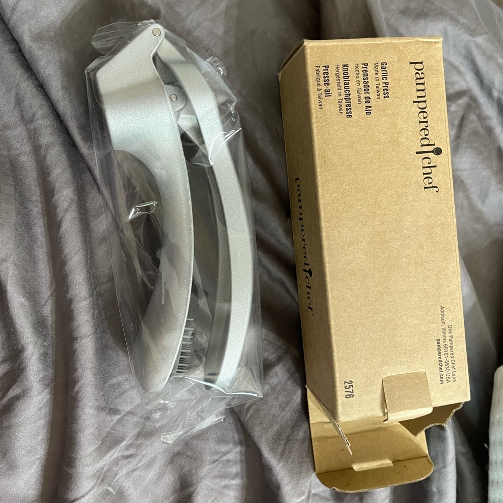 Pampered Chef Garlic Press *Brand New*